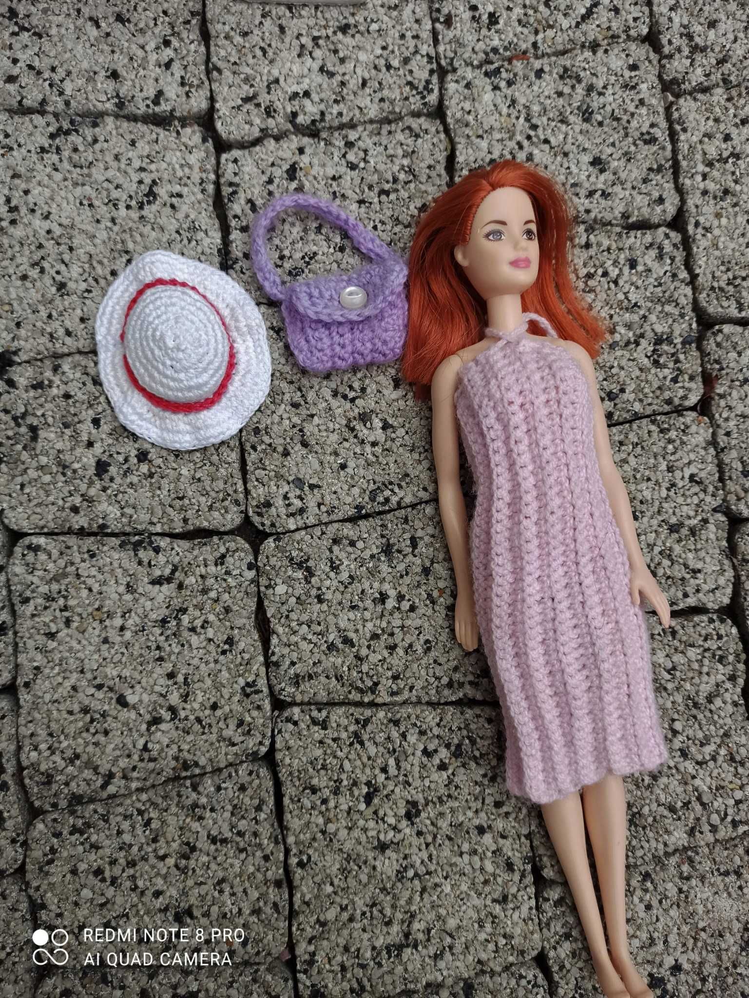 Lalka Barbie z ubrankiem i dodatkami robionymi  na szydełku jak nowa.