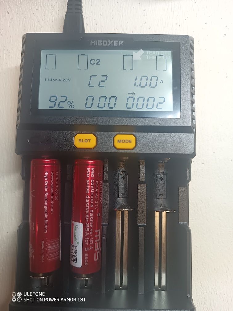 Miboxer C4 Smart Charger  зарядний пристрій для акумуляторів.