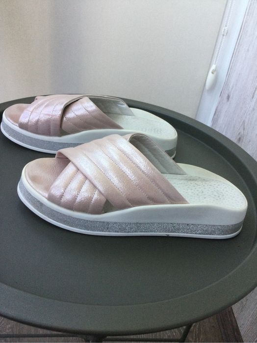 Шкіряне взуття. На середню ногу . 26 см.