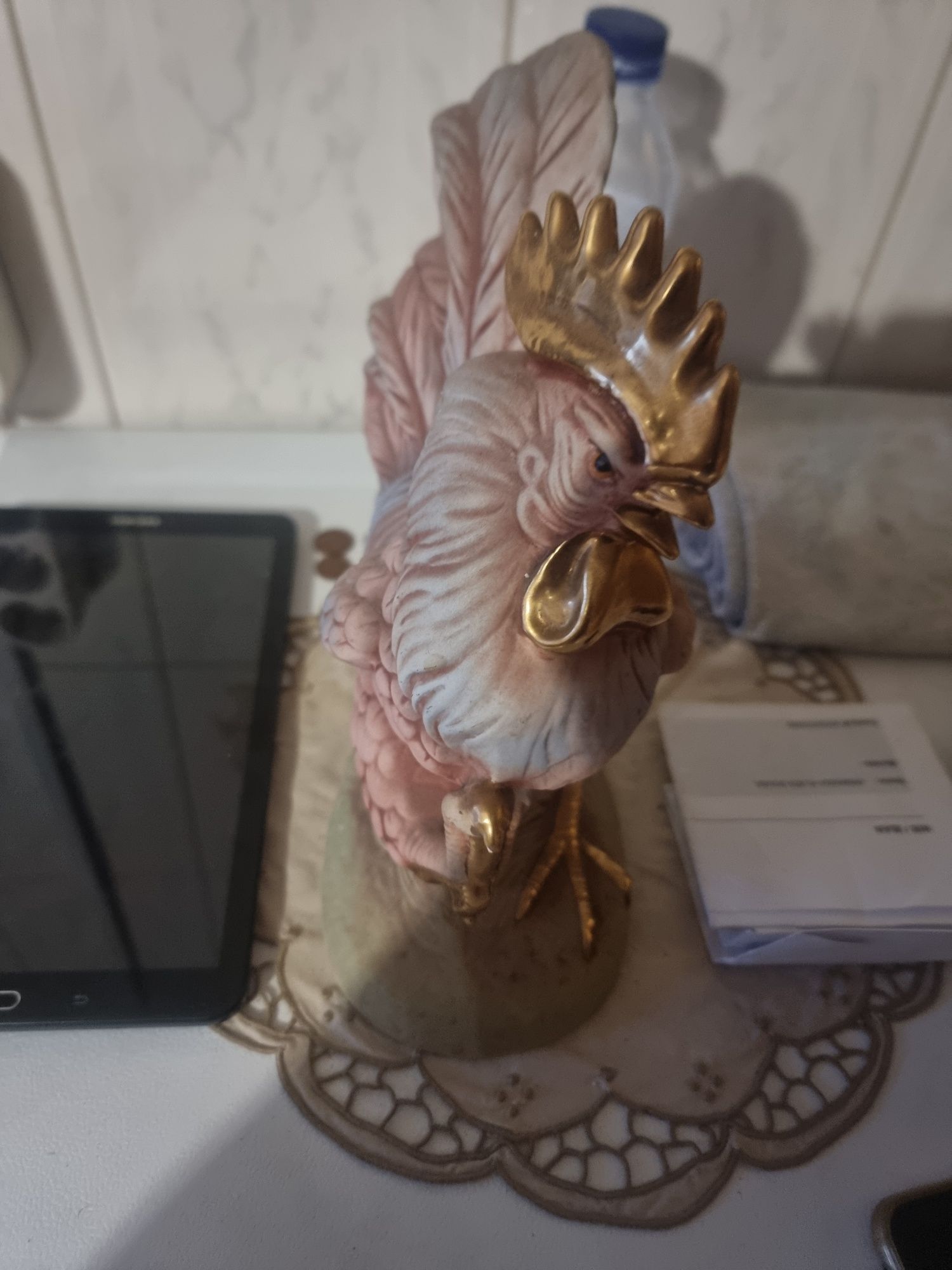 Estátua de galo decorativa