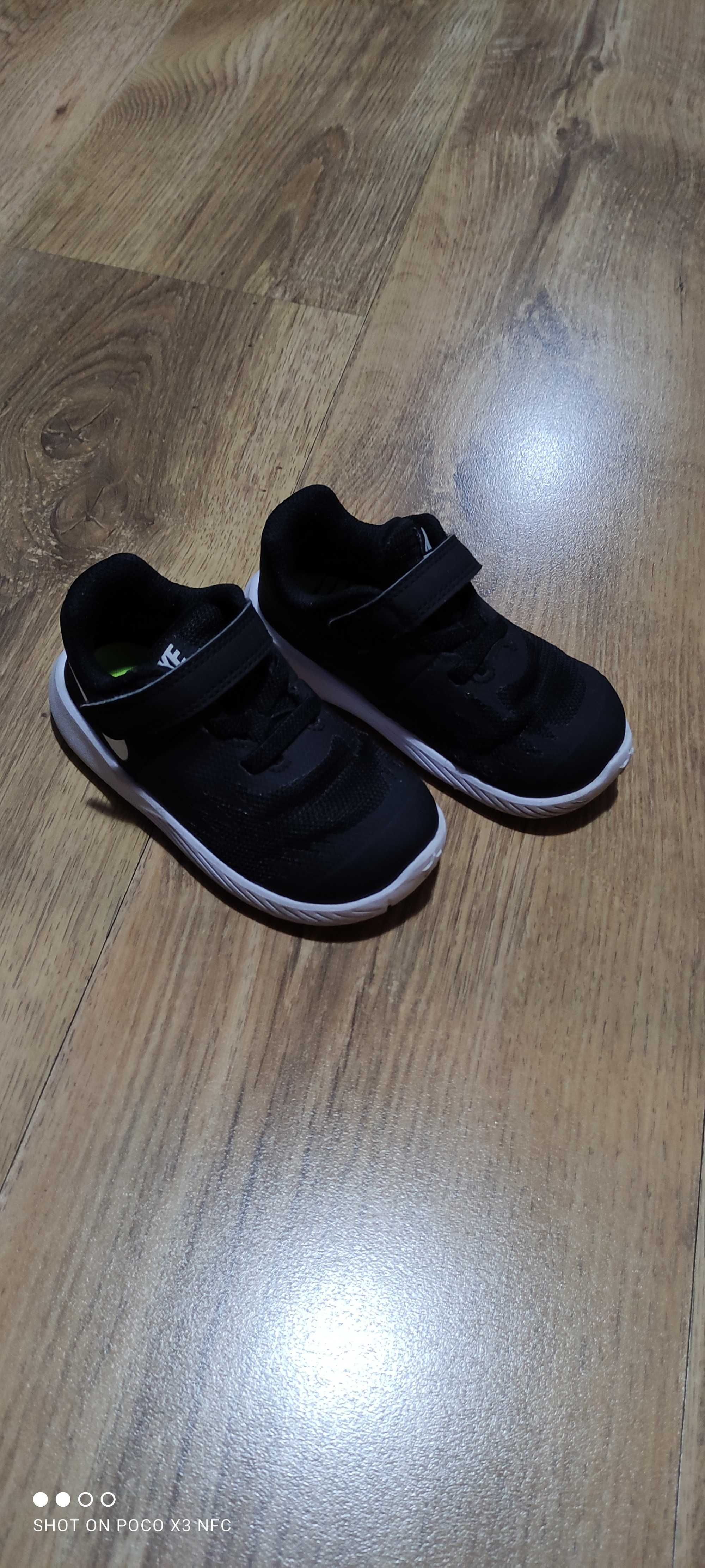 Buty dziecięce Nike rozm EUR 22, 12 cm, czarno-białe. Stan b dobry