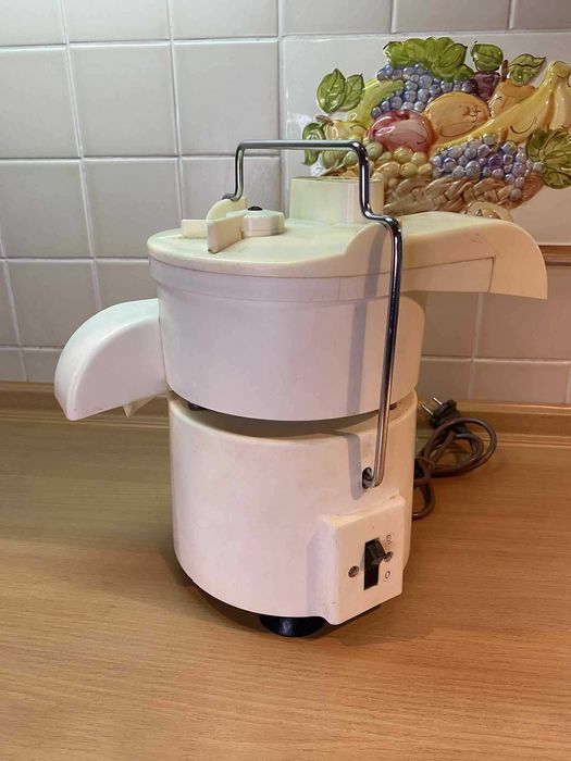 Електро соковитискач СВСП-202 соковижималка