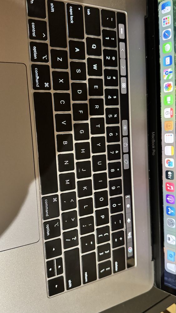 Apple Macbook Pro 15  i7 32GB  Touch Bar w ładnym stanie .
