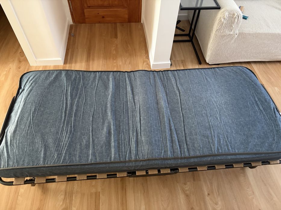 Cama Dobrável com Colchão – Excelente Estado