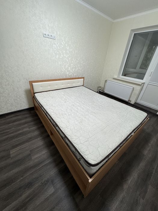 Продам двоспальне ліжко з матрацом в чудовому стані