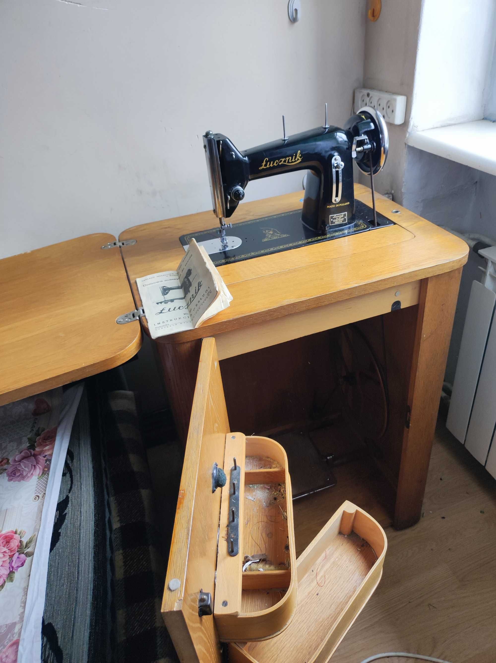 Maszyna do szycia Łucznik kl. 82 wraz z szafką