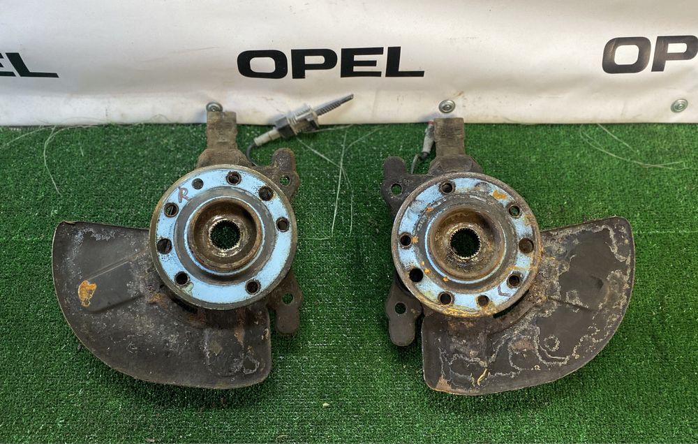 Цапфа ступиця поворотний кулак Opel Astra H Zafira B