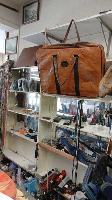 Vende-se malas em pele e sapatos novos
