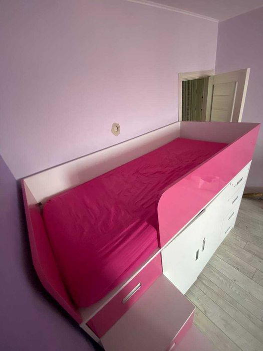 Дитяче ліжко для дівчинки з шафою