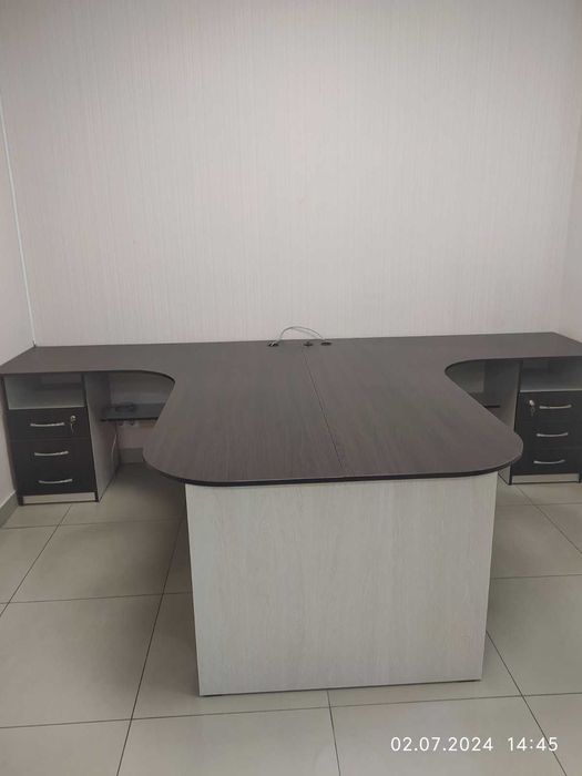 Столи офісні.Стіл дугоподібний(як для рецепції). У розкладеному стані.