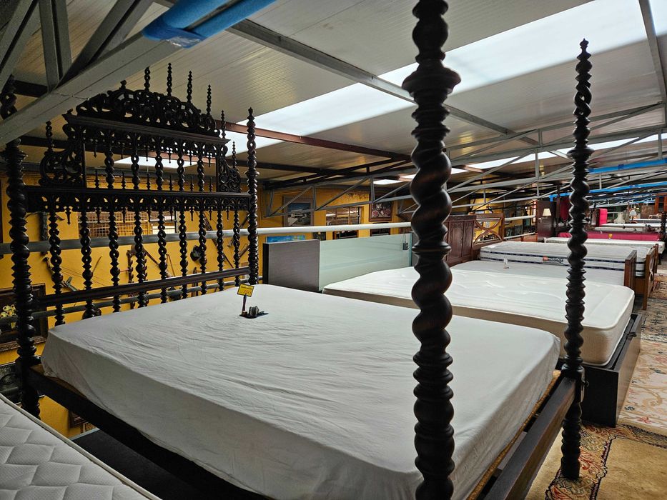 Imponente cama antiga com estrado e colchão - óptimo esta