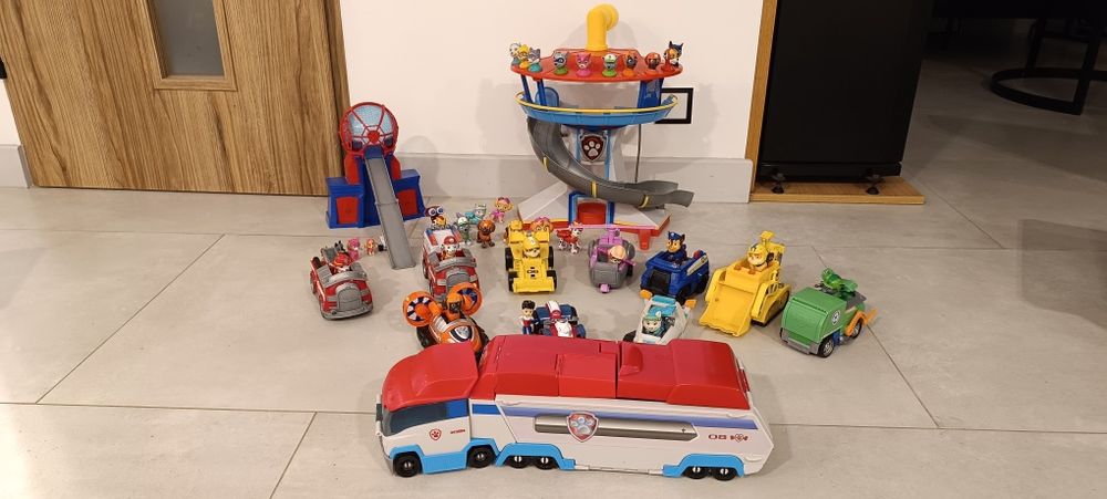 Zestaw Psi Patrol – wieża, pojazdy, figurki, autobus, stan dobr