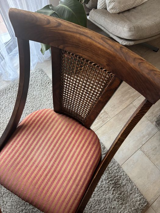 Cadeira estofada com detalhe em palhinha
