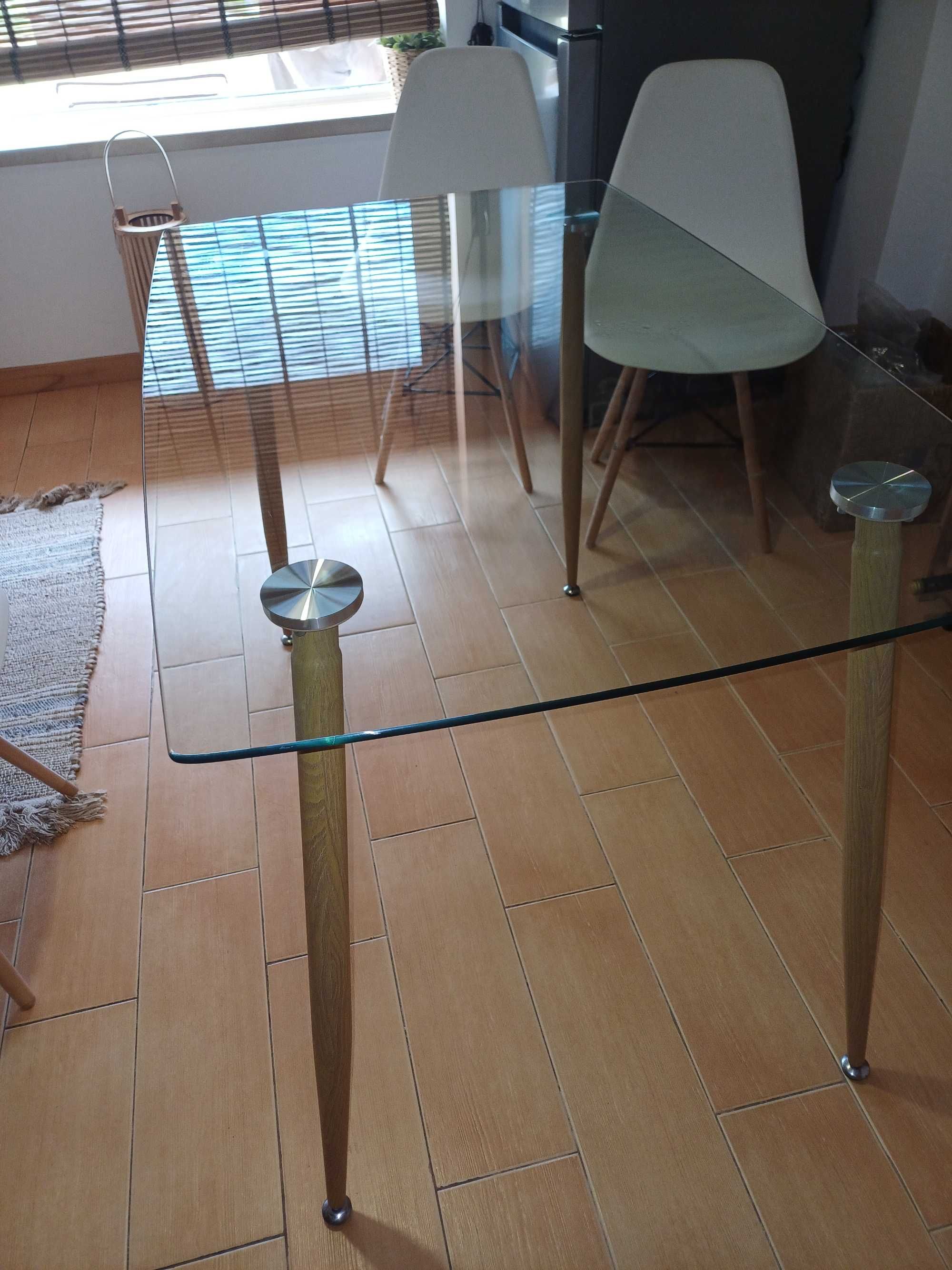 Mesa de cozinha em vidro com pés de madeira