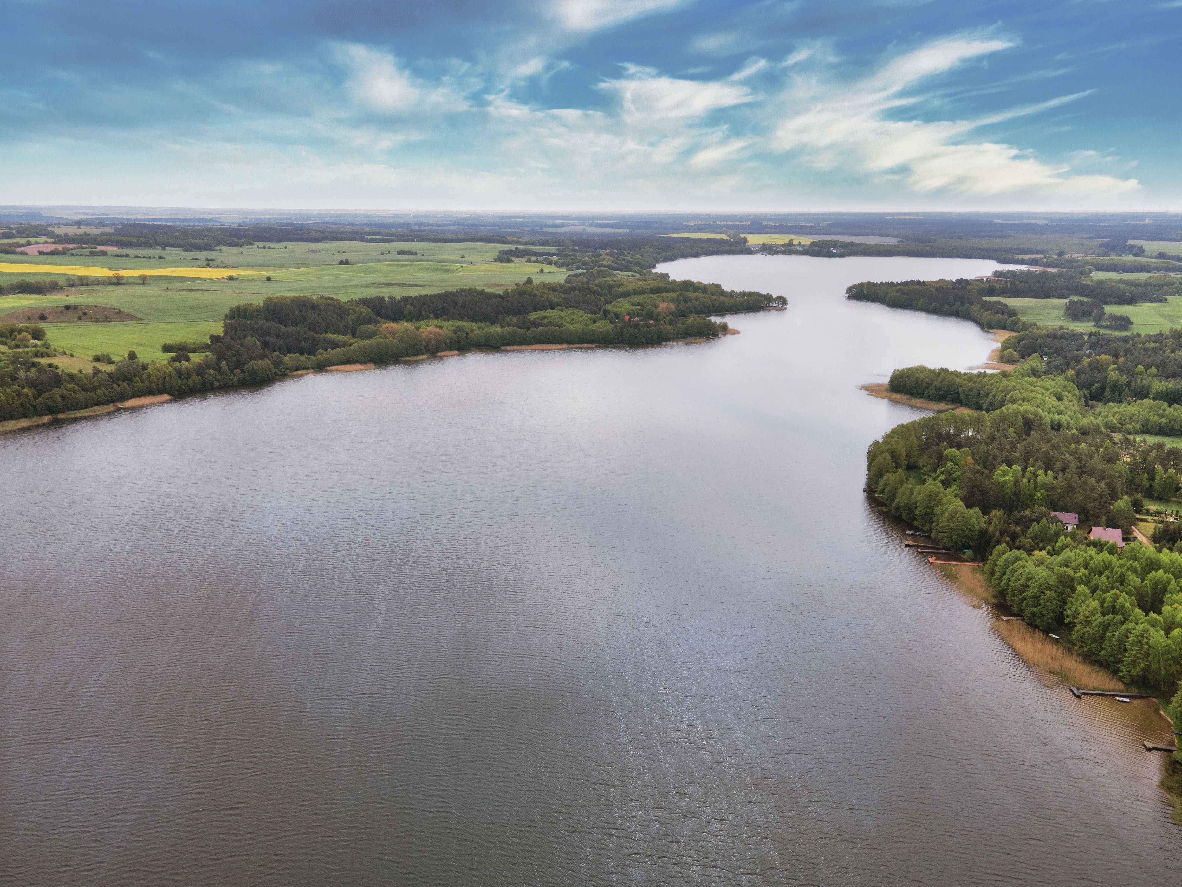 Rumiane Chatki – Domki nad jeziorem z jacuzzi | Mazury | Basen | Balia