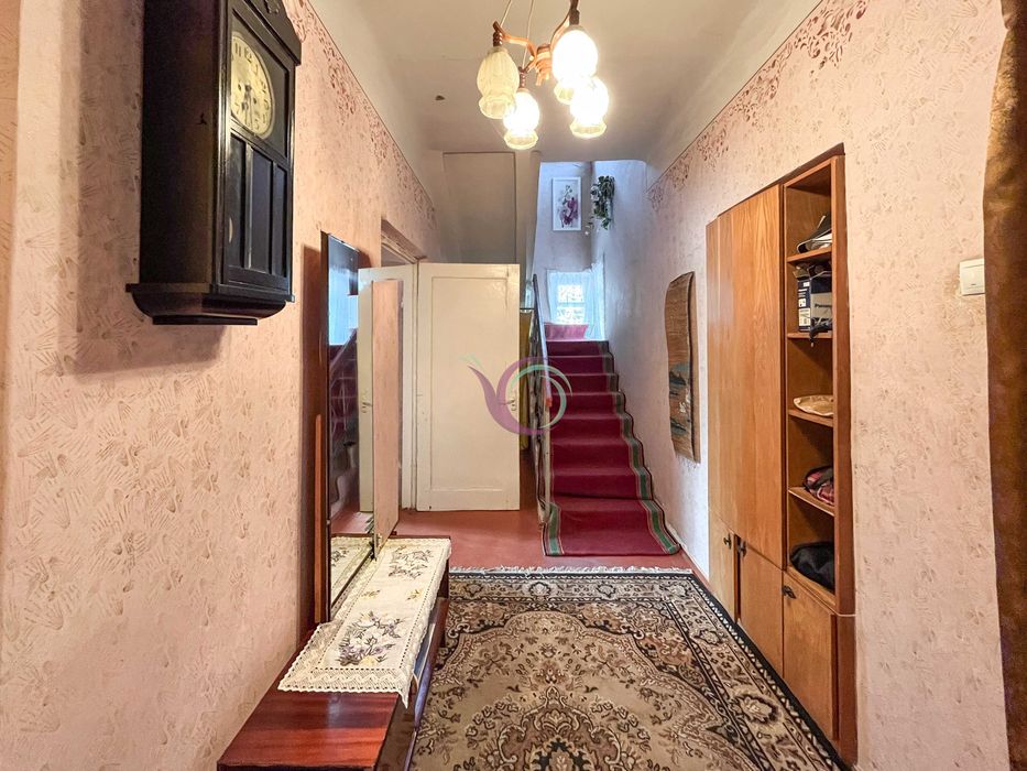 Продається окремостоячий будинок  з садом та гаражем на території.