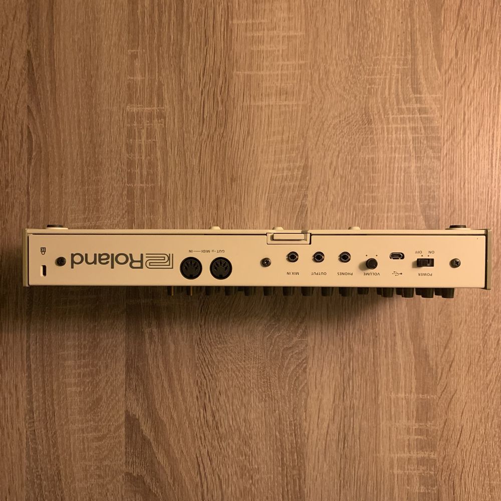 драм машина roland tr 09 909 drum machine