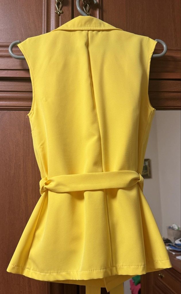 Жіночий костюм жовтого кольору