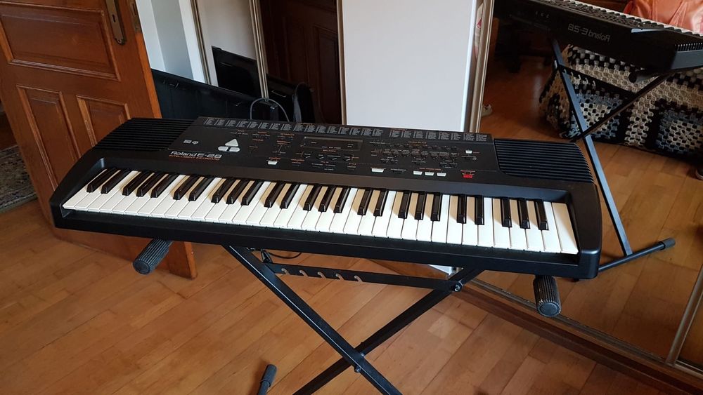 Teclado Roland E-28 c/ suporte