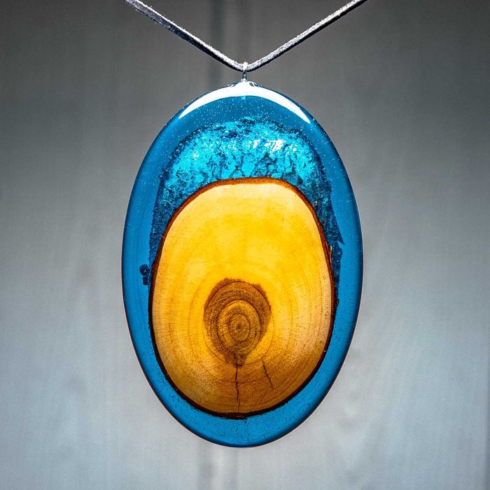 Wisiorek z drewna i żywicy