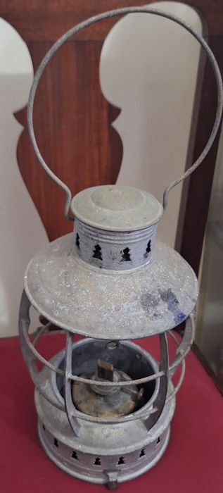 Lanterna antiga sem vidro