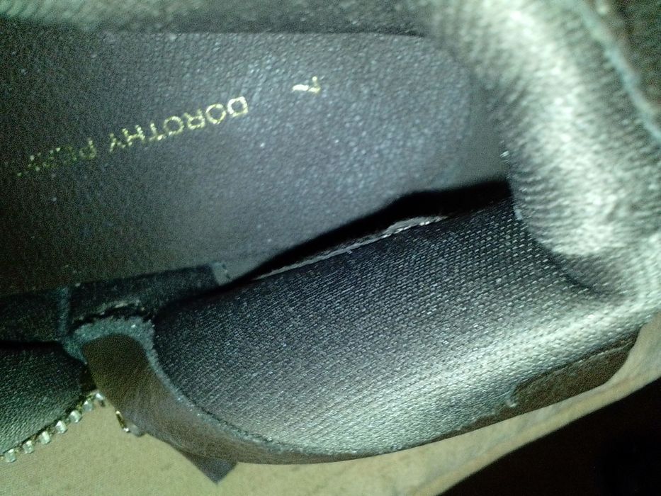 Взуття жіноче різне, чотири пари.Дивіться будь ласка