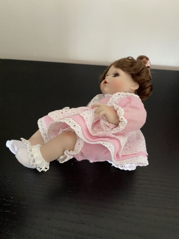 Boneca em porcelana vintage sentada