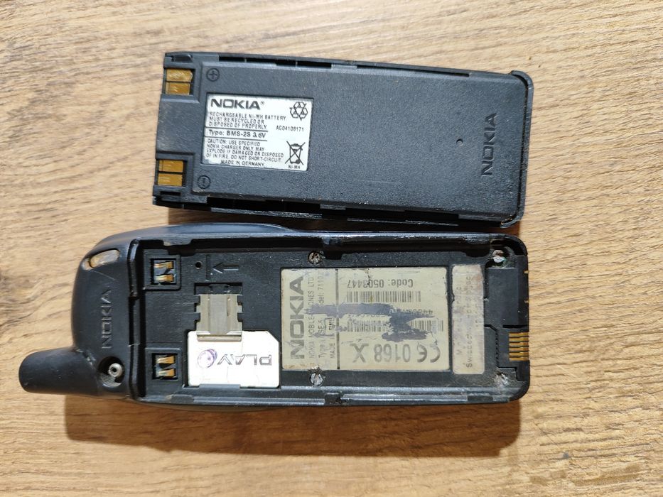 Telefon komórkowy retro GSM Nokia 7110 Matrix Banan Uruchamia się