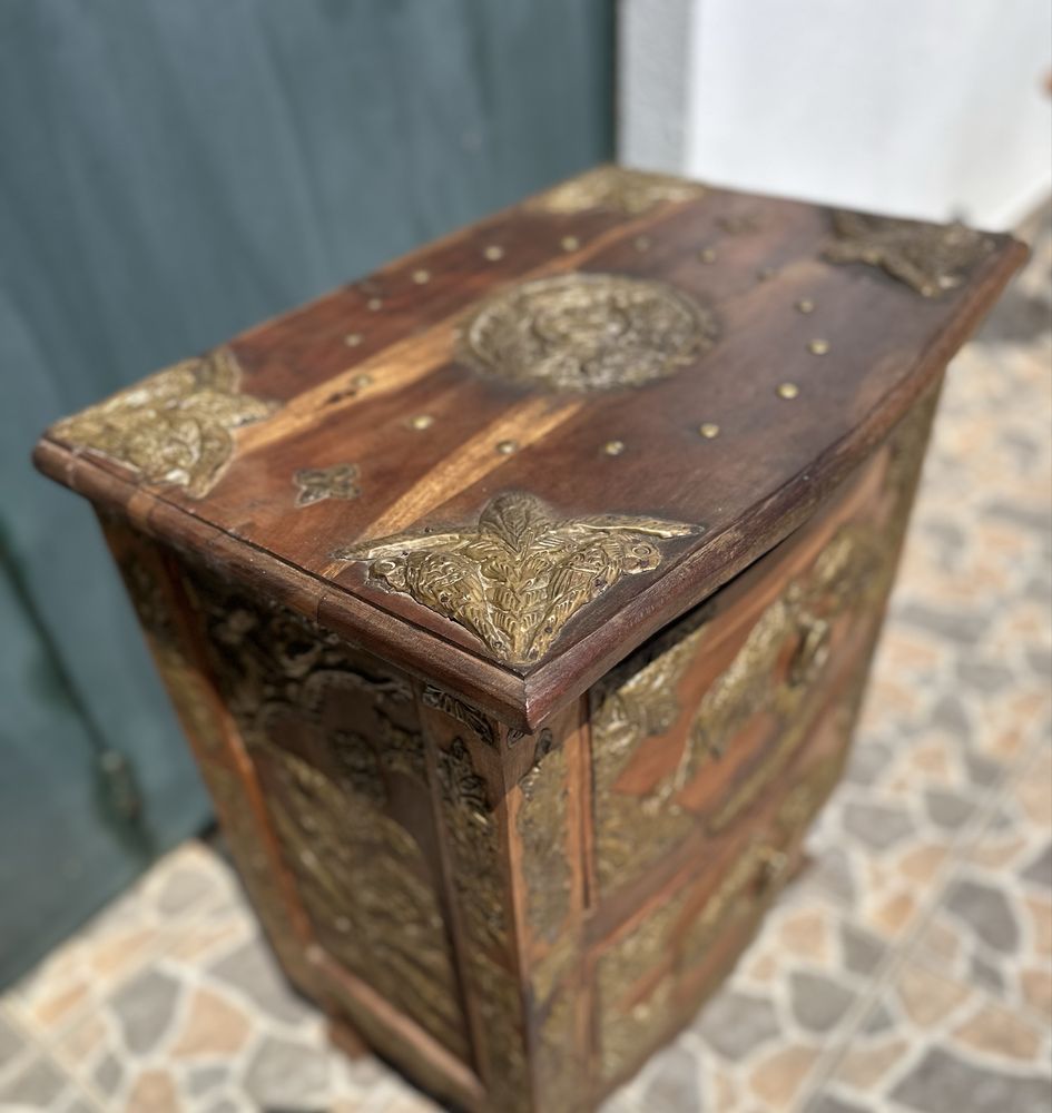 Armário artesanal asiatico em madeira maciça com aplicações em latão