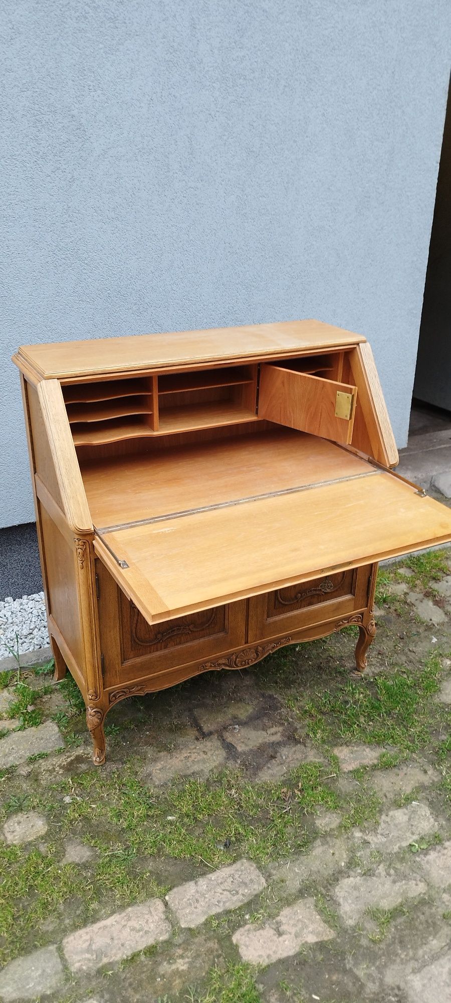 Piękny sekretarzyk z fotelem w komplecie
