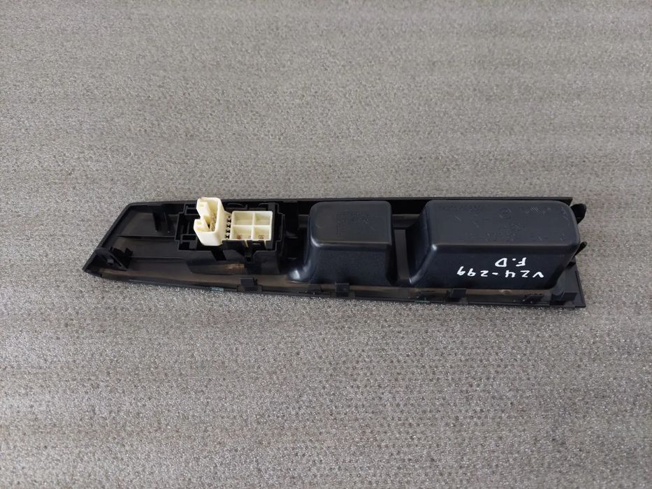 Comando / botão / interruptor vidros frente direito TOYOTA Yaris (_P13