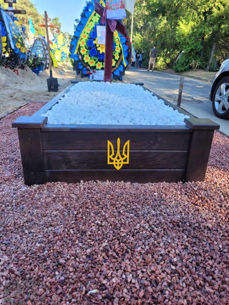 Встановлення надгробка, лавок, флагштоків