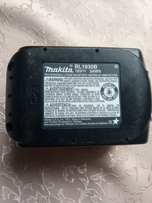 Пилка Makita XSH03.та акумулятор bl1830b.