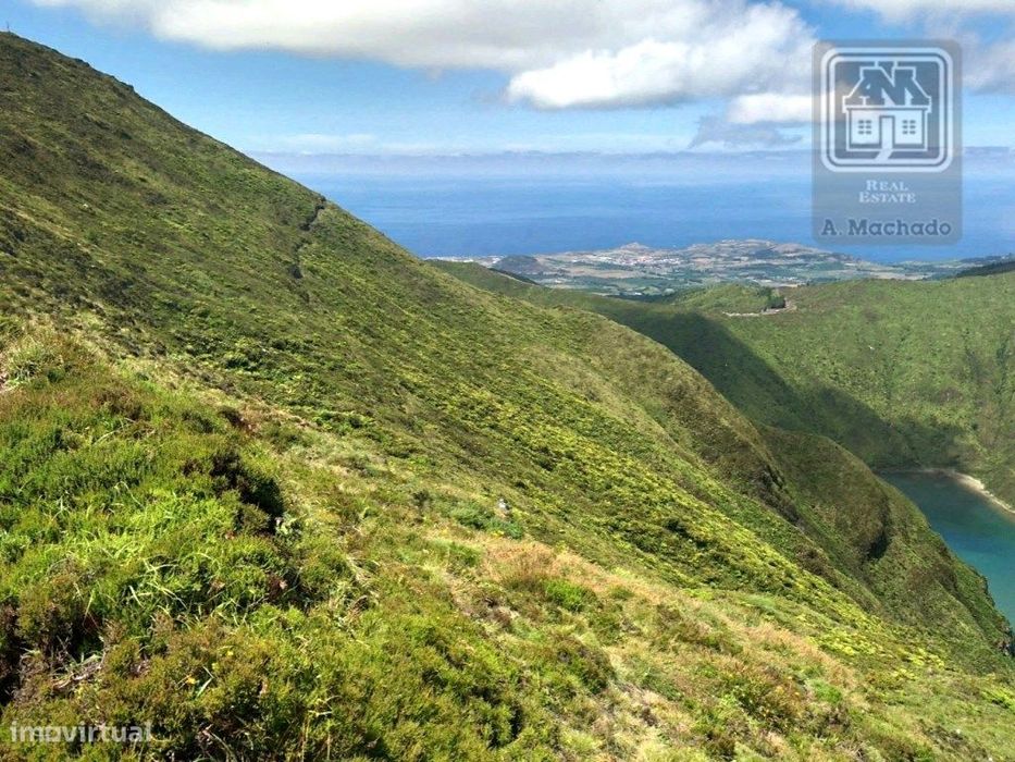 VENDA de AMPLO TERRENO junto à Lagoa do Fogo, Água de Alto, Vila Fr...