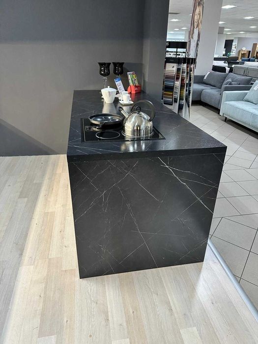 Kuchnia z ekspozycji biały mat/ fornir dąb