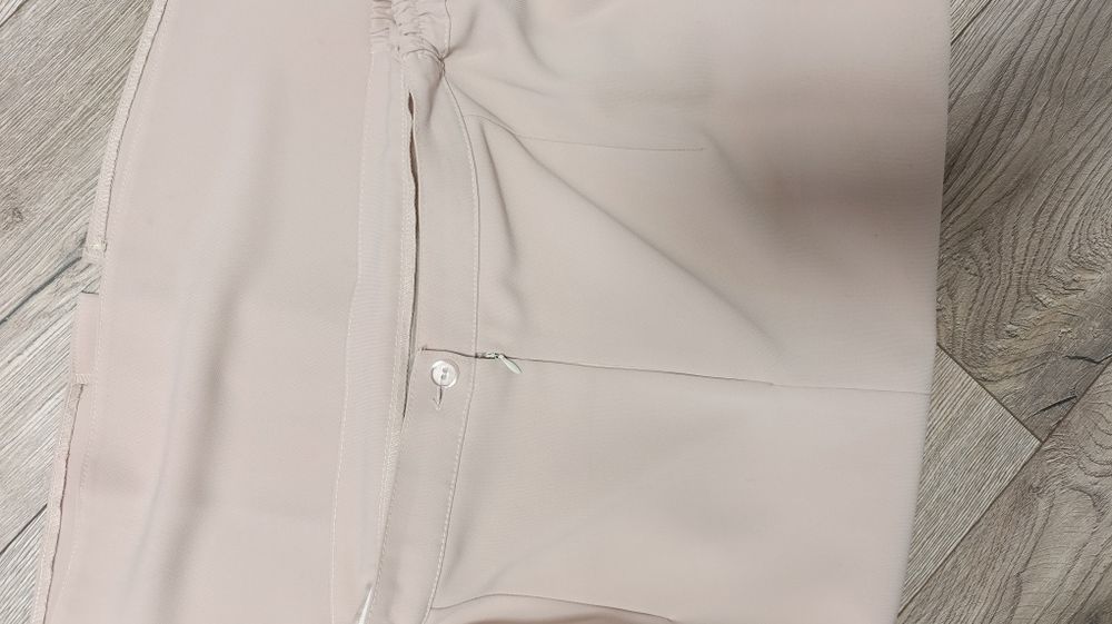 Beżowa piękna garsonka