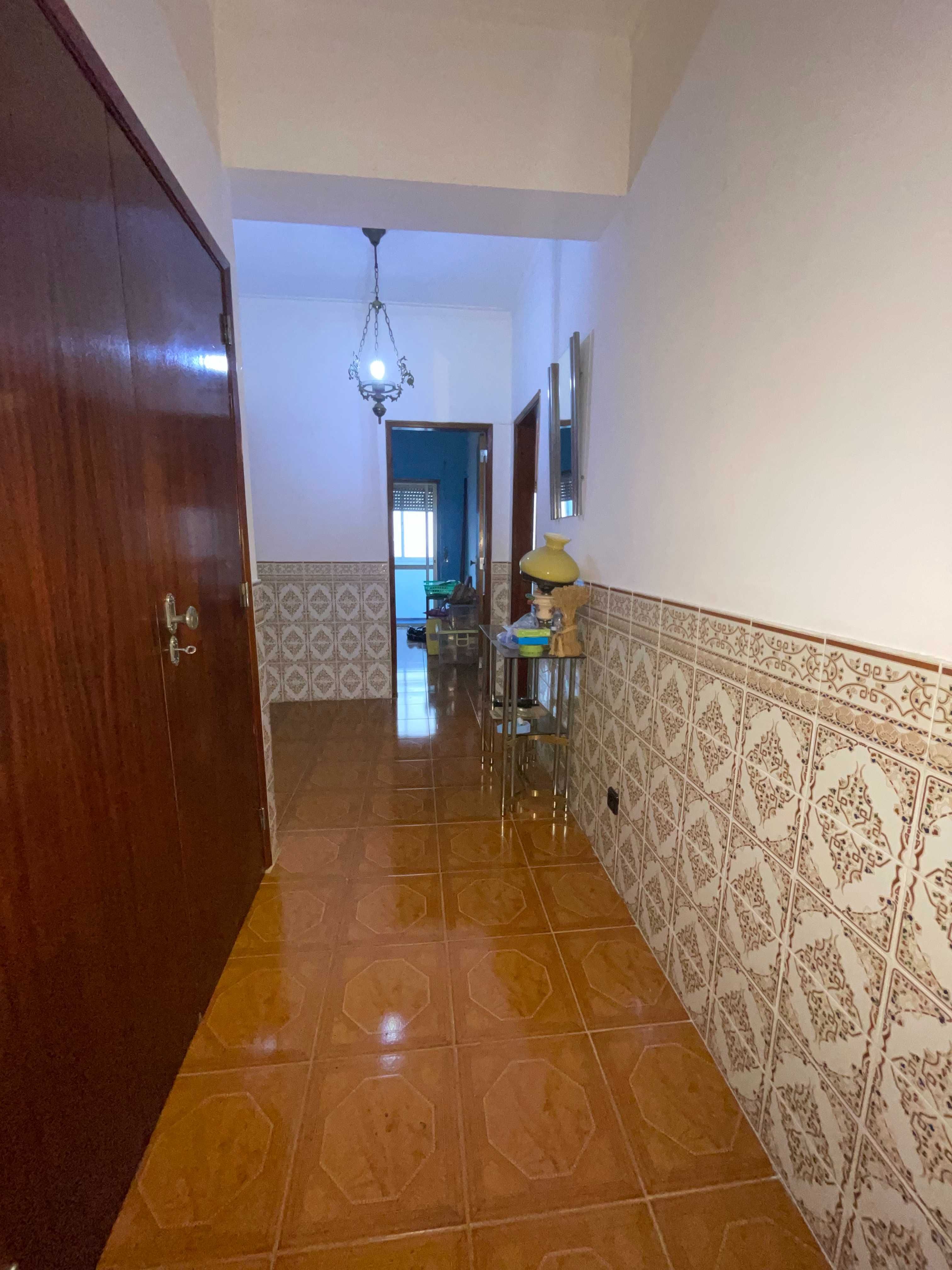 Apartamento T2+1 na Quinta do Rouxinol com áreas amplas bem localizado