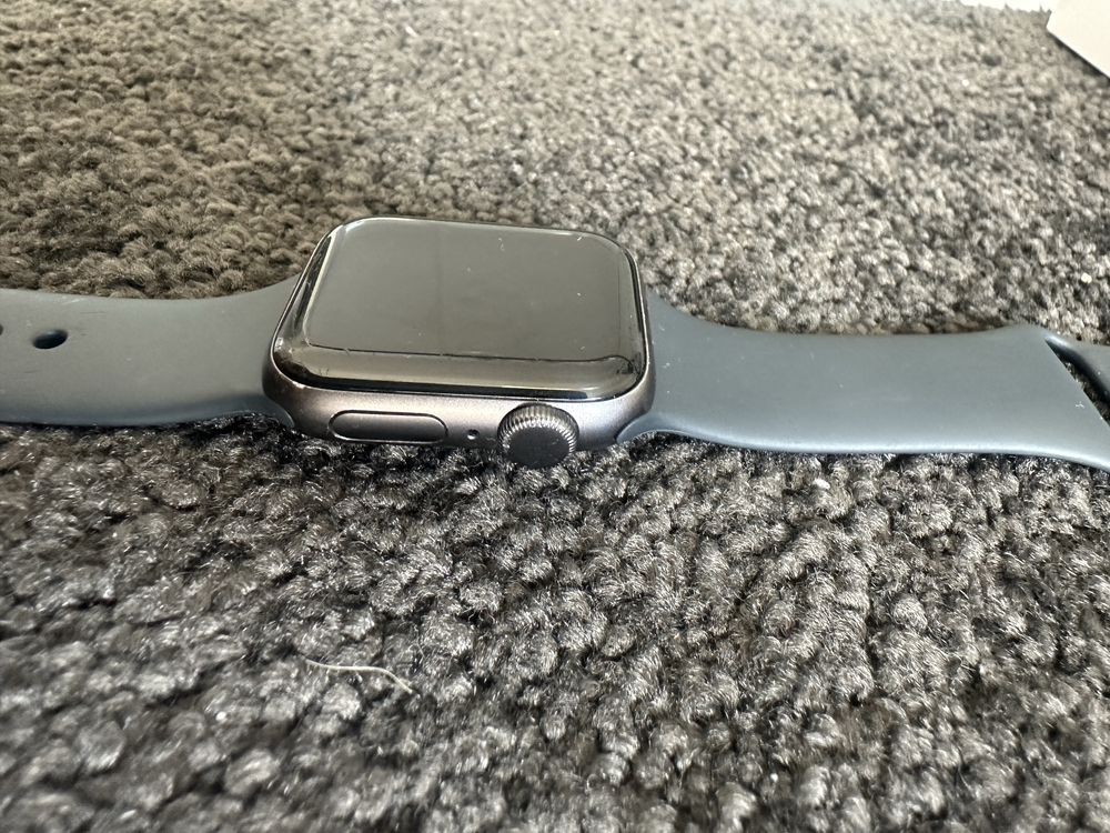 Apple Watch SE 40mm model A2351 GPS