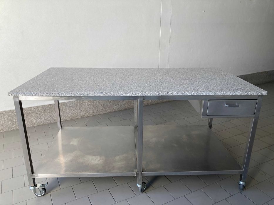 Mesa de trabalho com gavetas tampo em granito escaparate inox