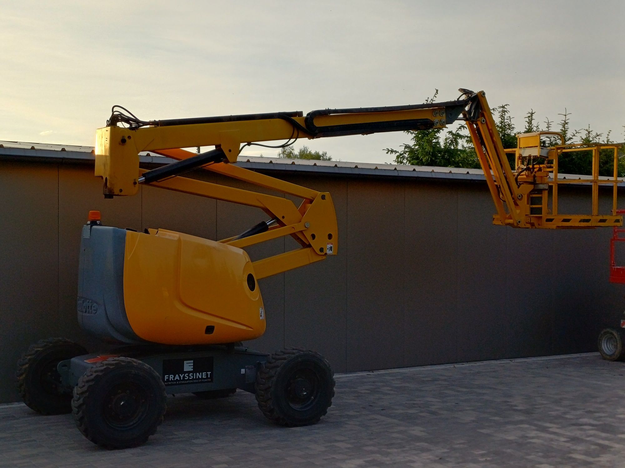 Podnośnik koszowy spalinowy terenowy 4x4