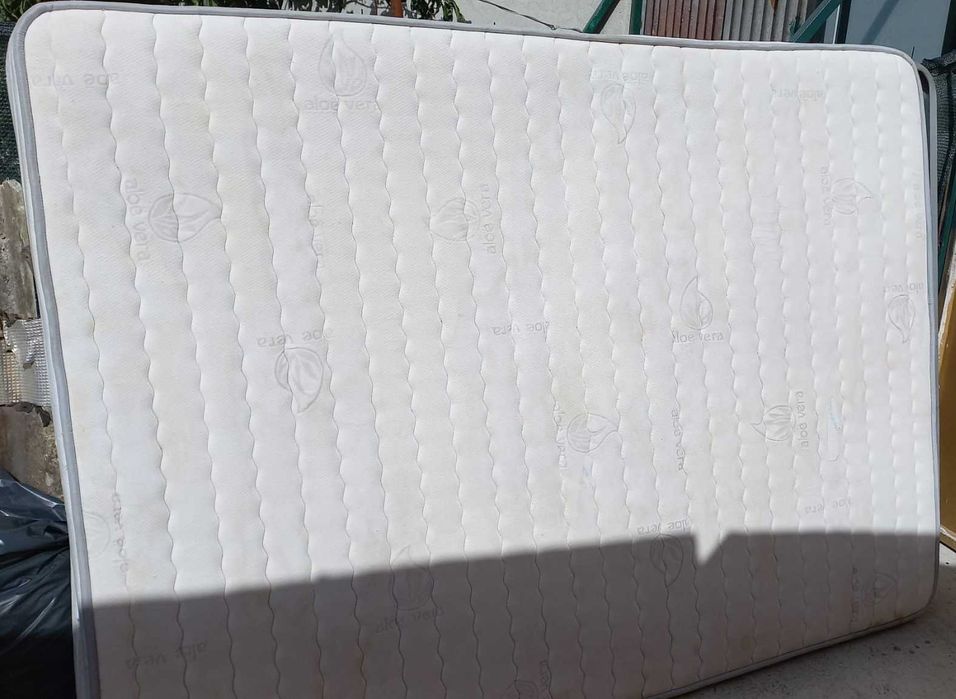 Cama de casal de madeira