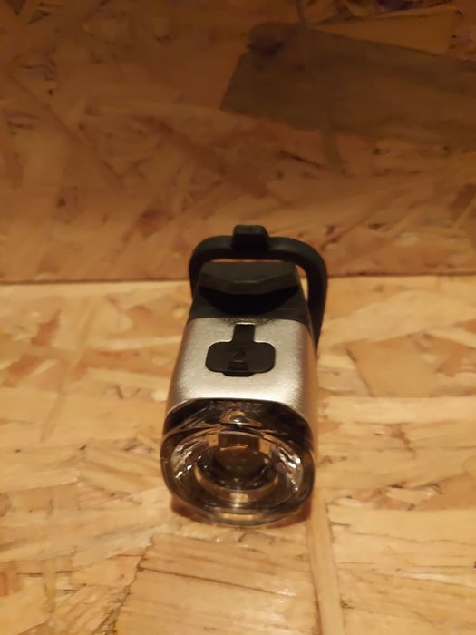 Lampka przednia LED wodoszczelna z homologacją ładowana USB z soczewką