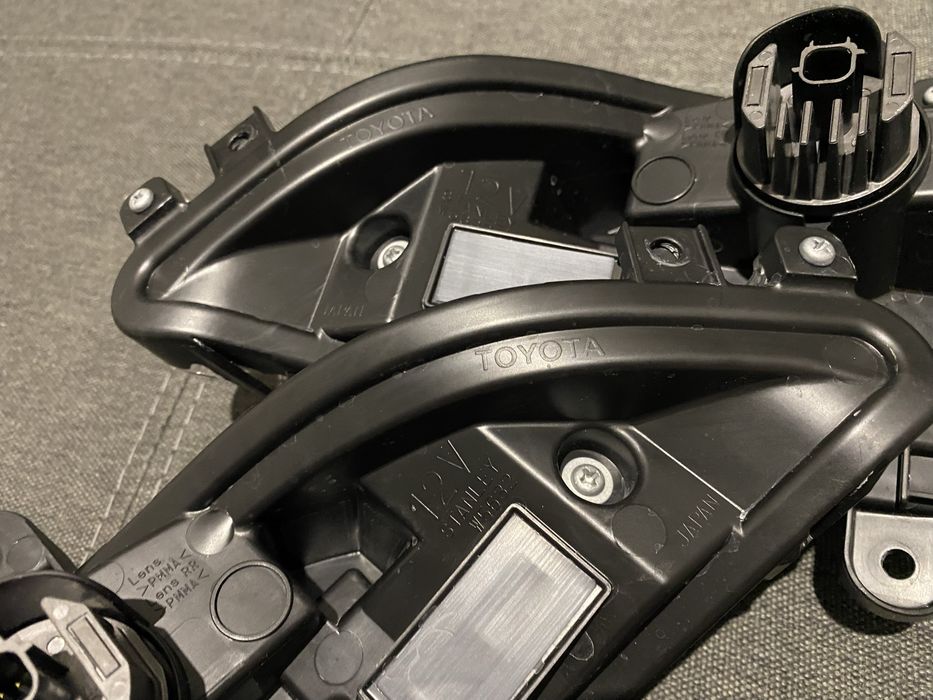 Фонари в бампер Toyota Venza 2021+ Оригинал Ліхтар Стоп