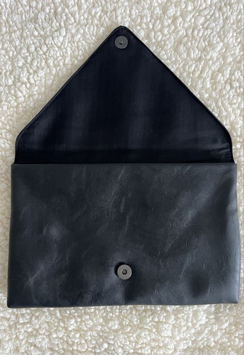 Czarna torebka kopertowka do ręki New Yorker 30x20 cm