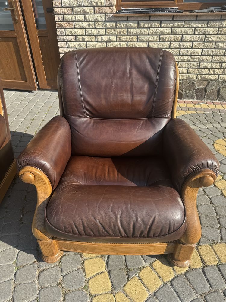 Продаж шкіряного дивана і крісла