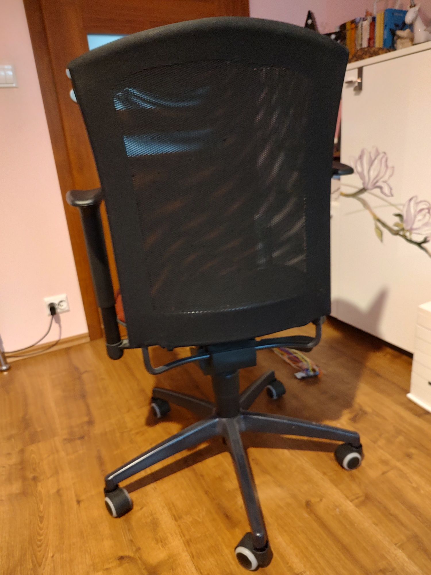 Krzesło biurowe w dobrym stanie