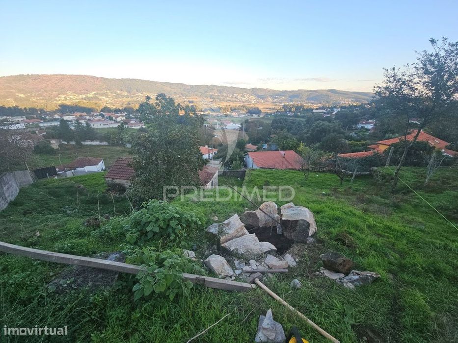 Terreno urbano com pequena moradia em pedra
