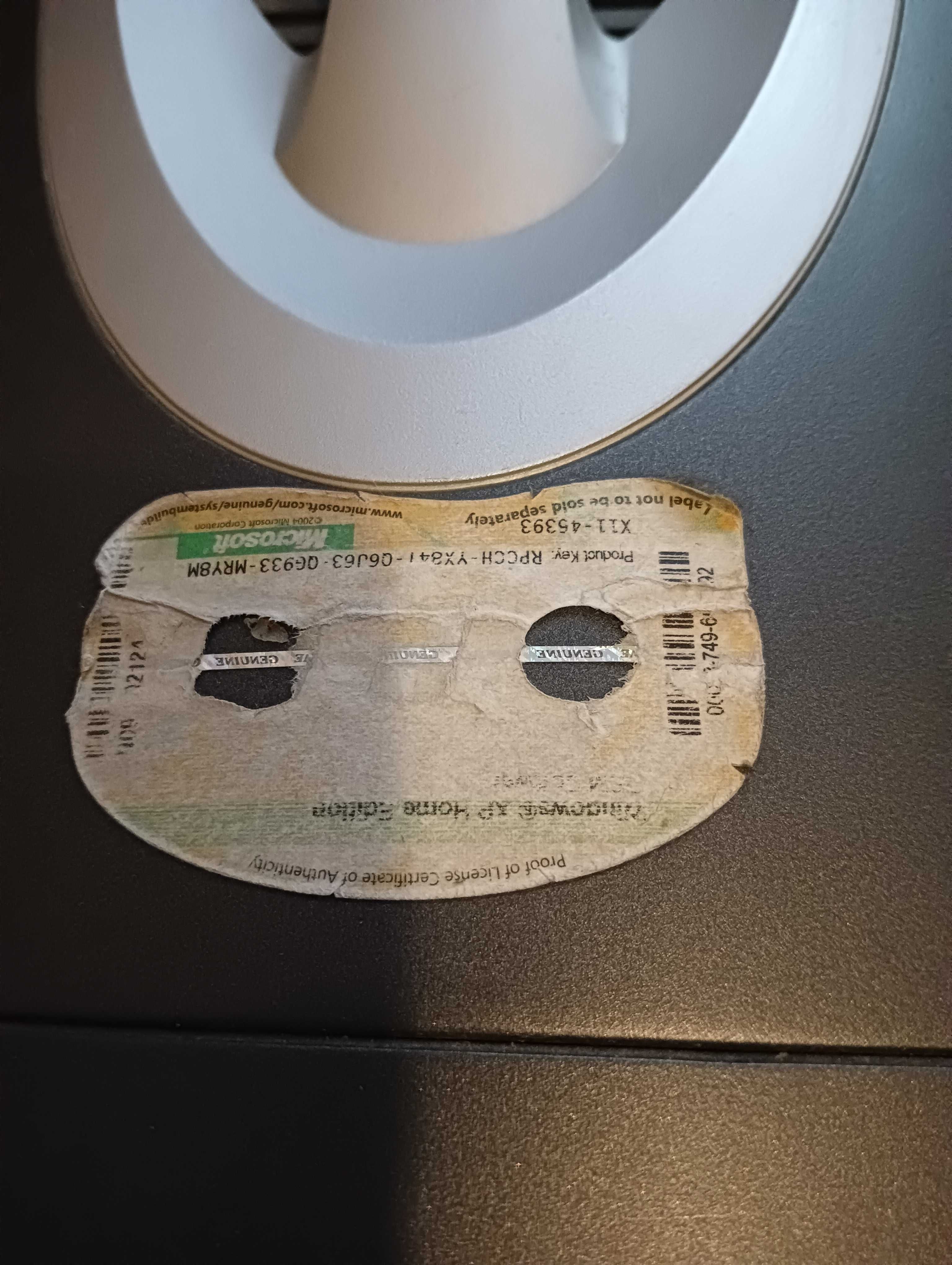 Zestaw monitor, komputer, klawiatura myszka