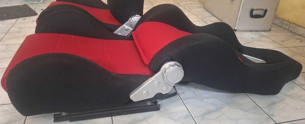 Fotele uniwersalne na obrotnicach