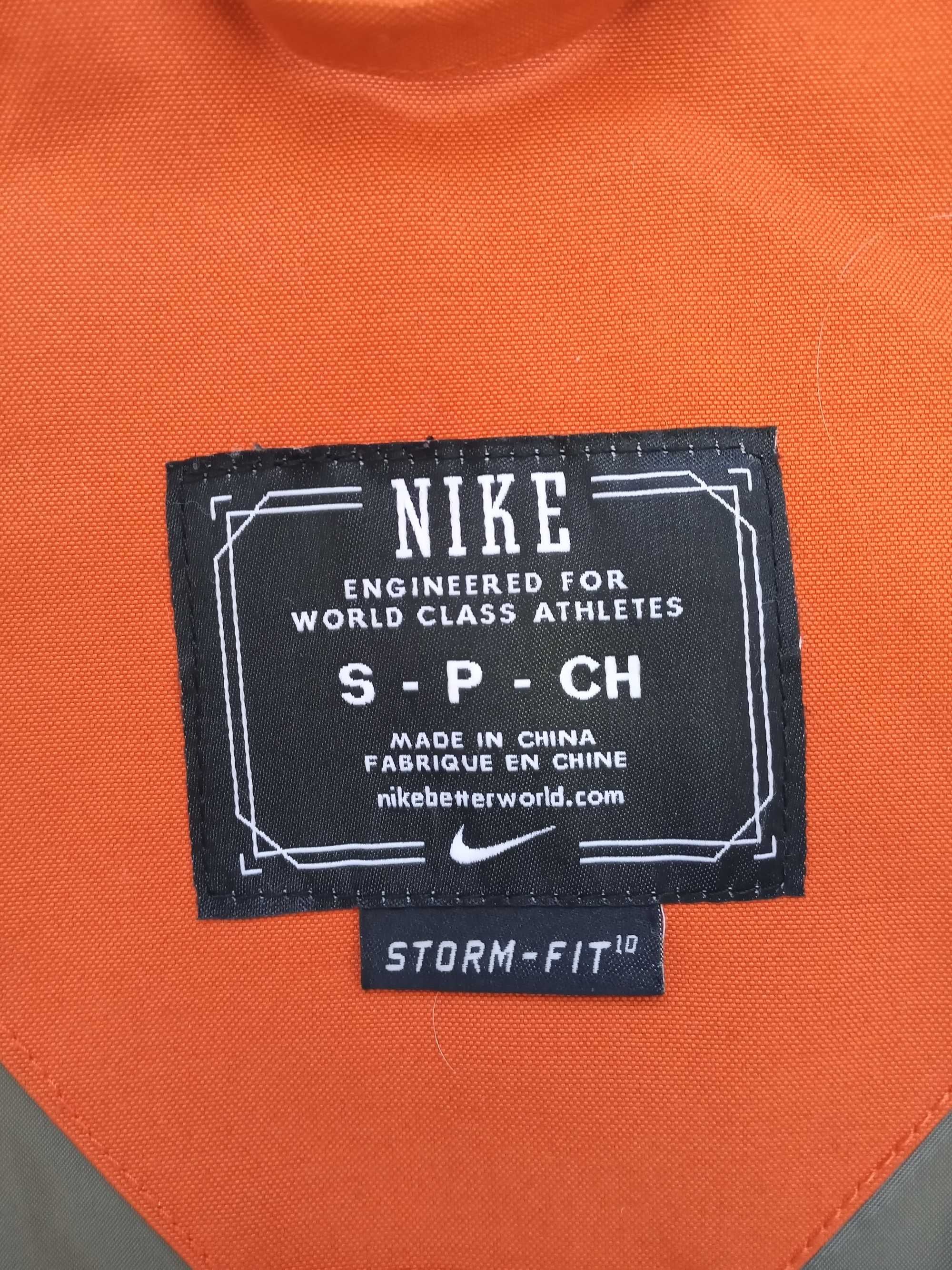 Куртка Nike S-M размер storm-fit engineered